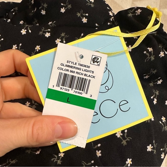 Cece black daisy print vneck collared blouse - Picture 2 of 2